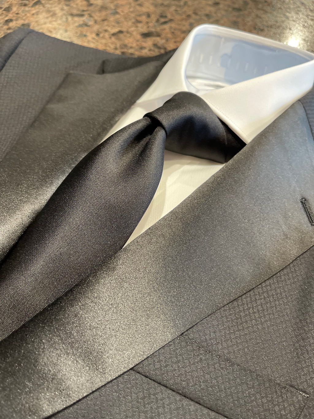 Timeless Black, Noir Tie