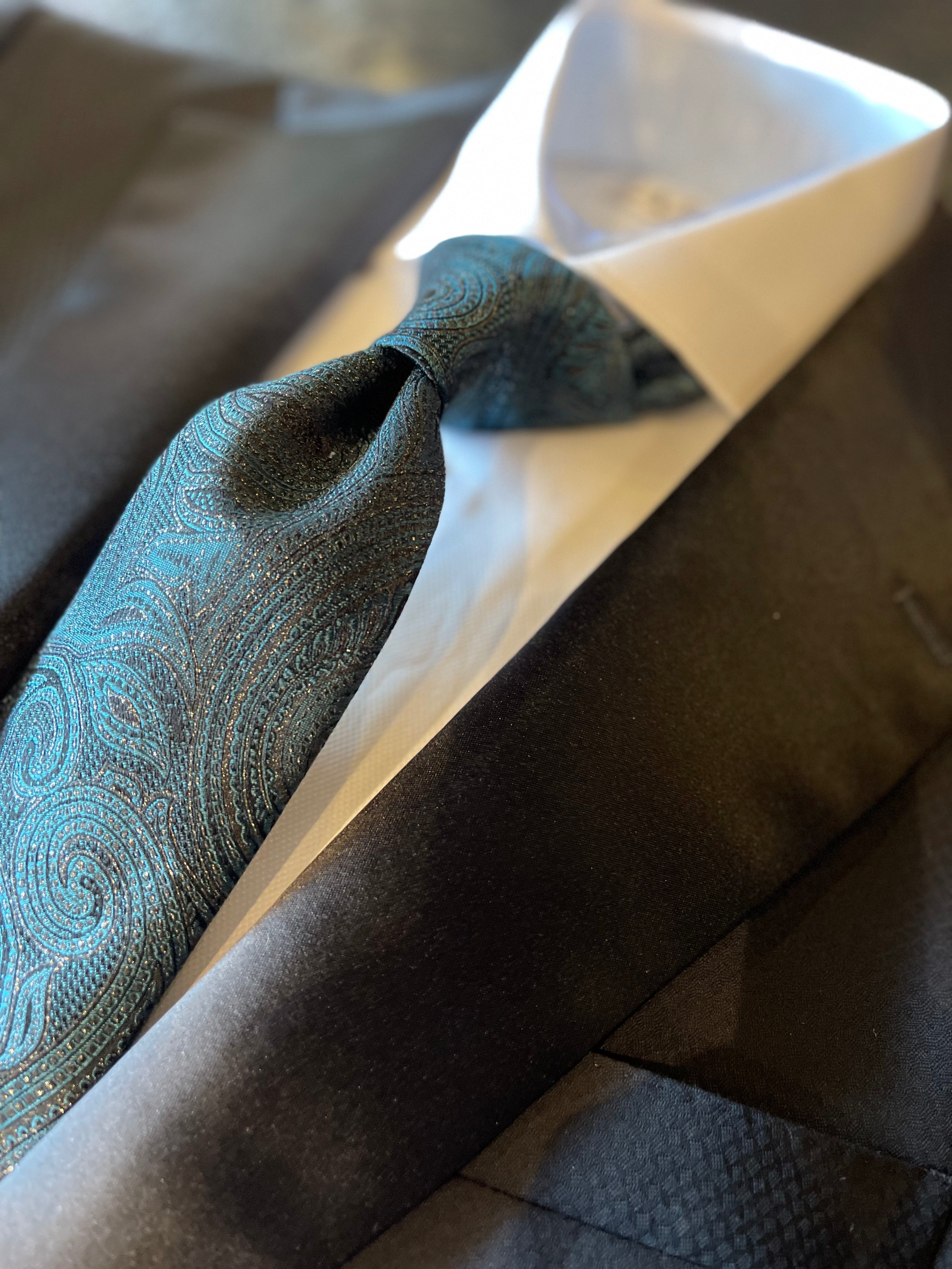 Emerald Veil, Dark Green Tie