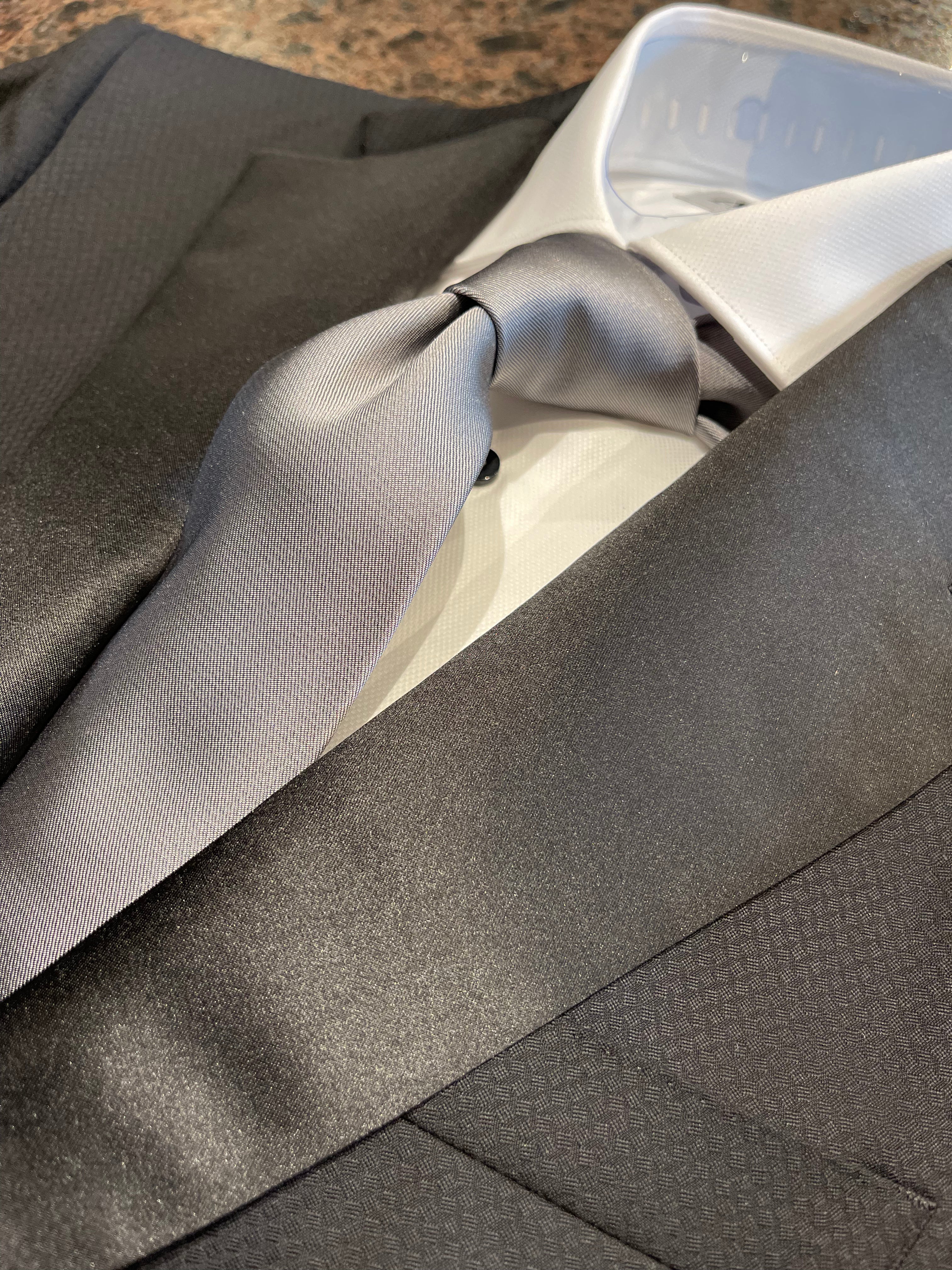 Silver Streak, Grey Tie